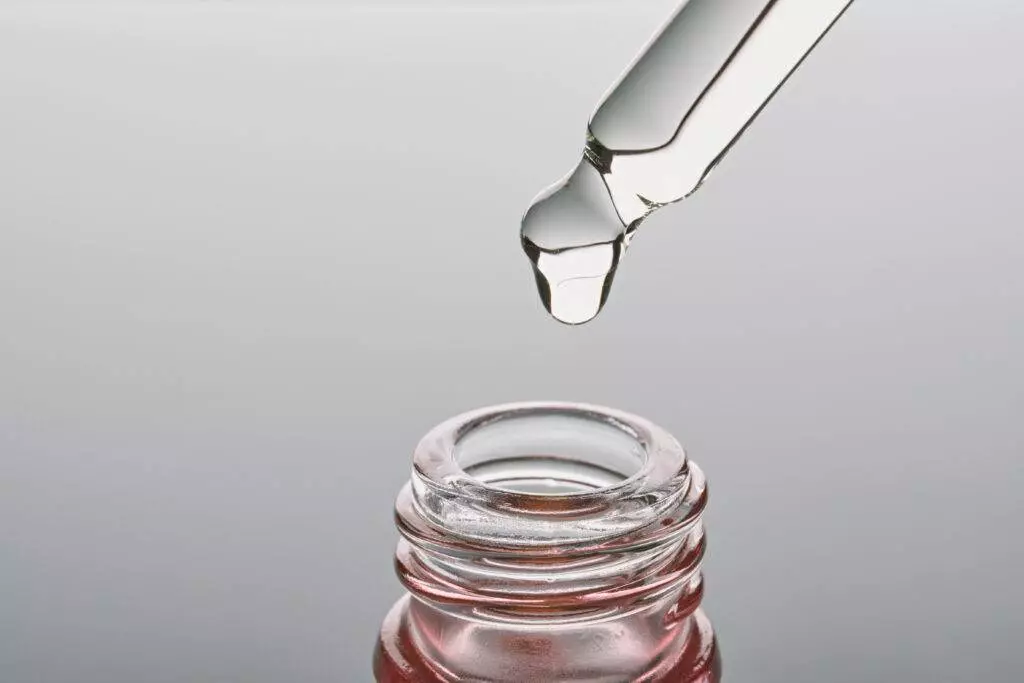 Xoil Serum Bottle Pipette Closeup Grey Background Pink Cosmetic Product 1024x683.jpg.pagespeed.ic .q Eexqy46r